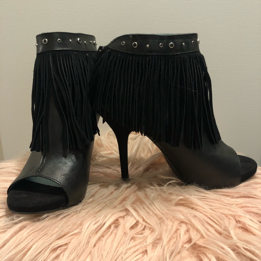Super cute fringe botties
